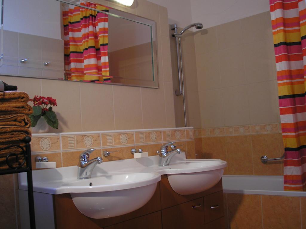 Apartment Accommodation Up To 17 ブラチスラヴァ 部屋 写真